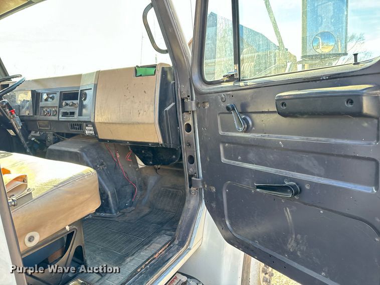 image for item NI9751 1995 International 4900 digger derrick truck