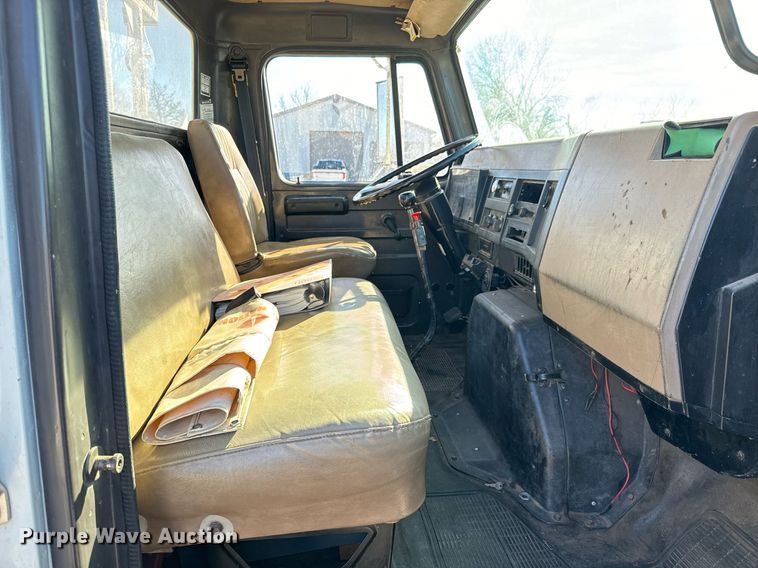 image for item NI9751 1995 International 4900 digger derrick truck