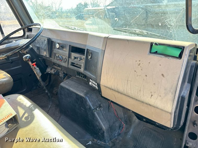 image for item NI9751 1995 International 4900 digger derrick truck