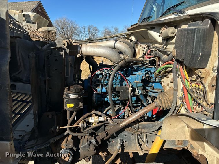 image for item NI9751 1995 International 4900 digger derrick truck