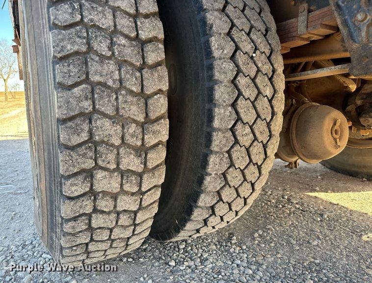 image for item NI9751 1995 International 4900 digger derrick truck