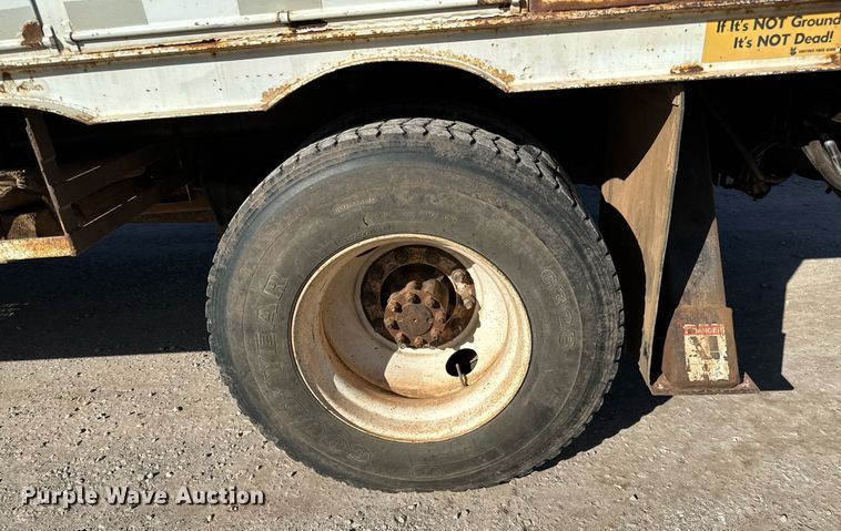 image for item NI9751 1995 International 4900 digger derrick truck