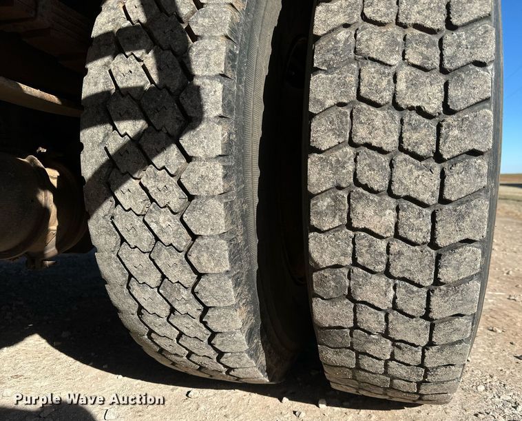 image for item NI9751 1995 International 4900 digger derrick truck