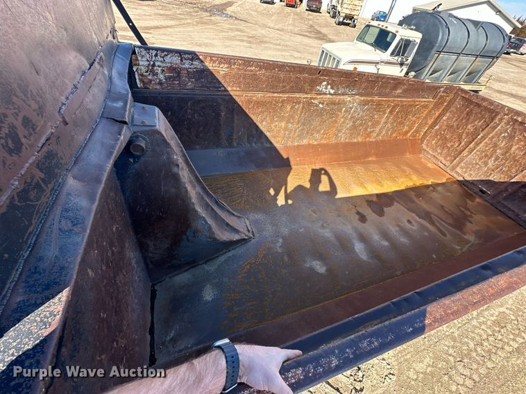 image for item NJ9296 1999 Freightliner Century Class dump truck