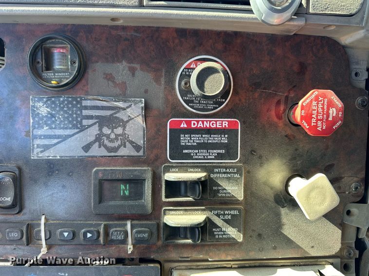 image for item NJ9296 1999 Freightliner Century Class dump truck