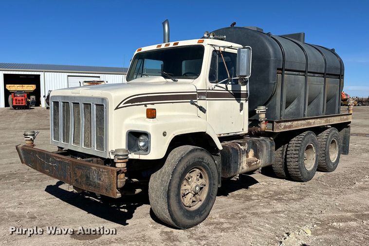image for item NJ9297 1987 International  F2674 water truck