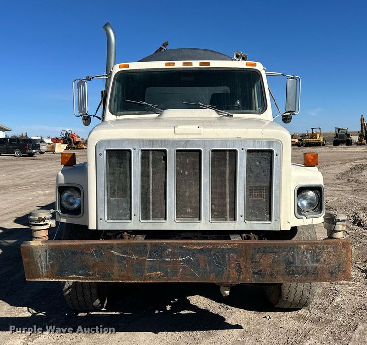 image for item NJ9297 1987 International  F2674 water truck