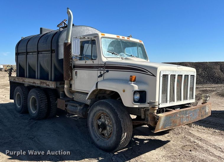 image for item NJ9297 1987 International  F2674 water truck