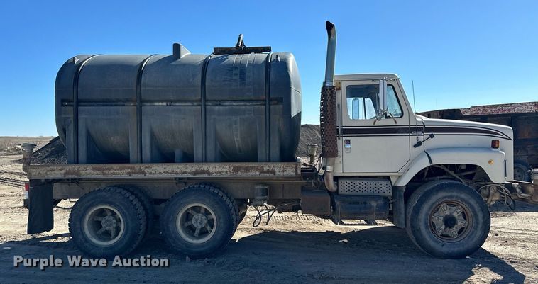 image for item NJ9297 1987 International  F2674 water truck