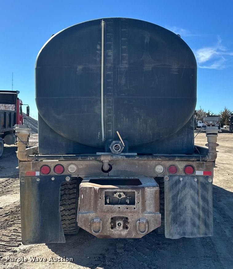 image for item NJ9297 1987 International  F2674 water truck