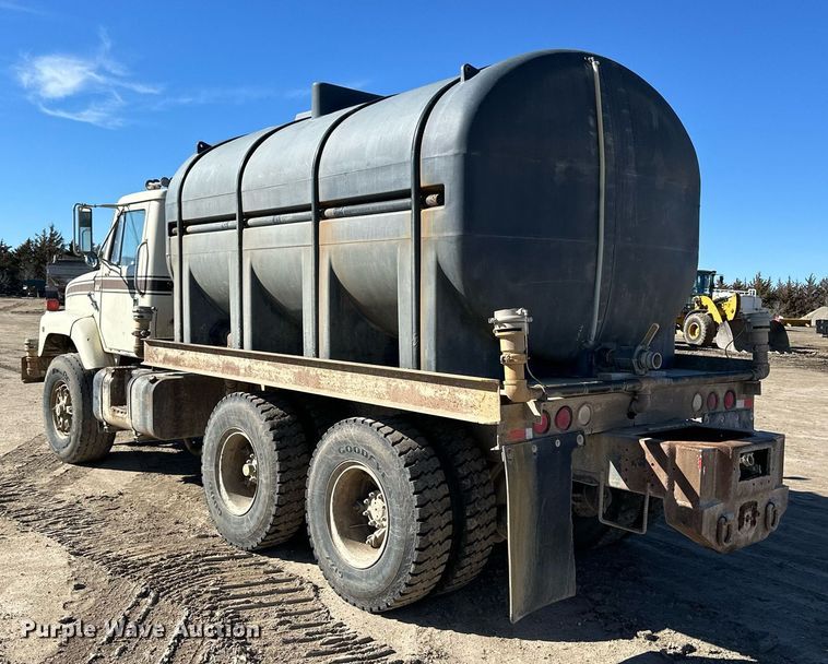 image for item NJ9297 1987 International  F2674 water truck