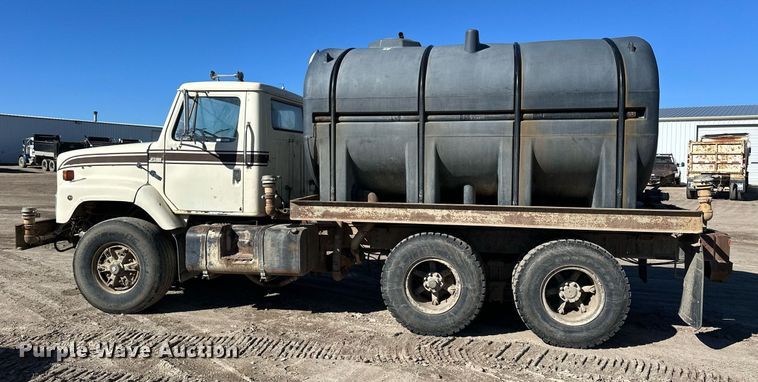 image for item NJ9297 1987 International  F2674 water truck