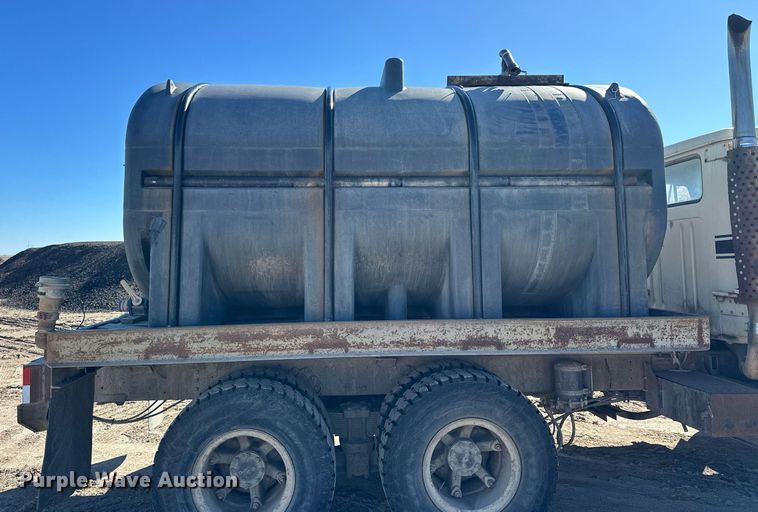 image for item NJ9297 1987 International  F2674 water truck