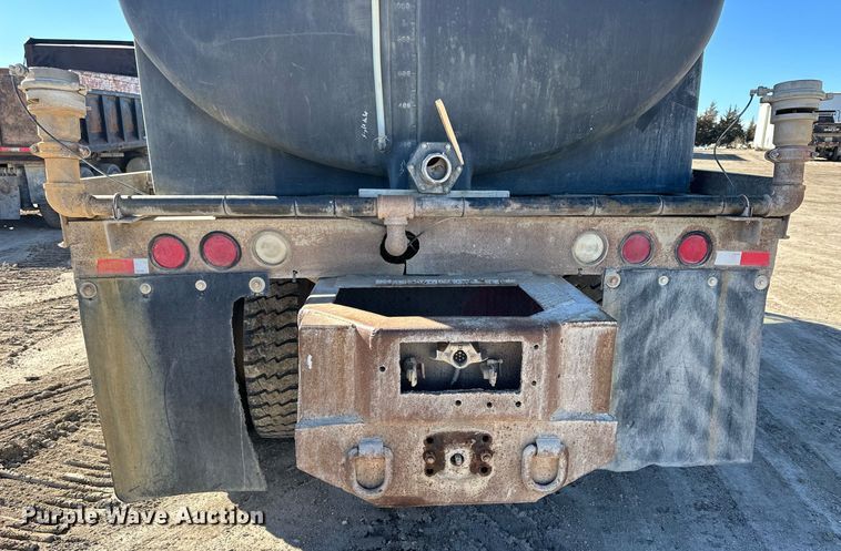 image for item NJ9297 1987 International  F2674 water truck