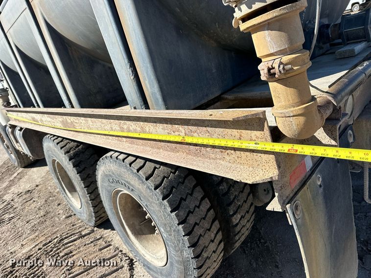 image for item NJ9297 1987 International  F2674 water truck