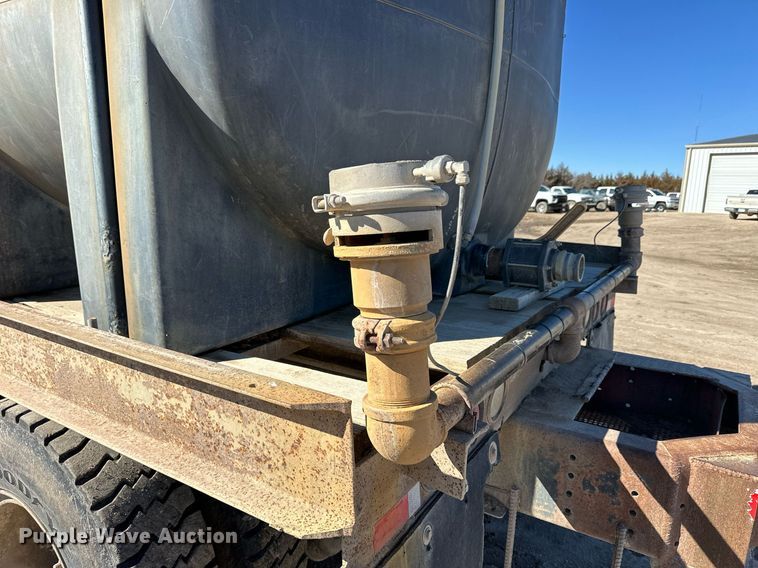 image for item NJ9297 1987 International  F2674 water truck