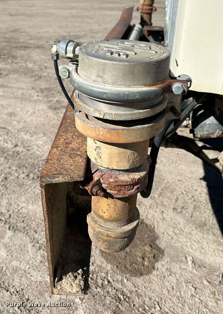 image for item NJ9297 1987 International  F2674 water truck