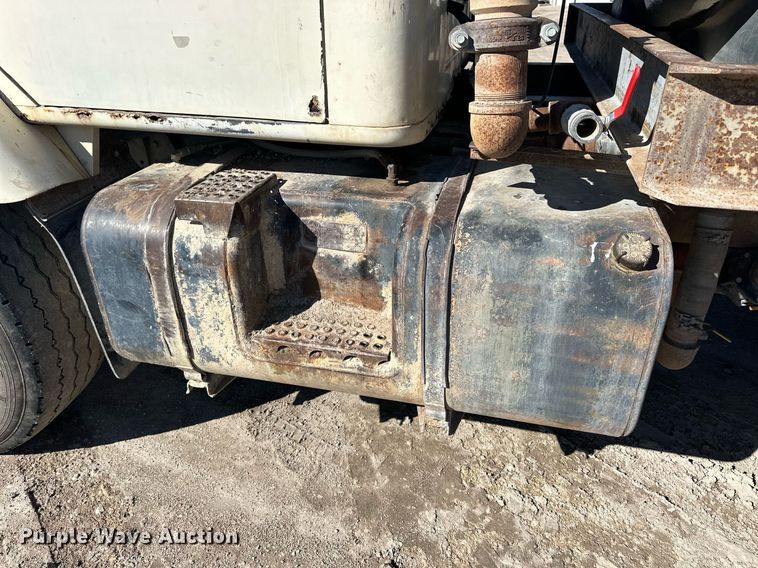 image for item NJ9297 1987 International  F2674 water truck