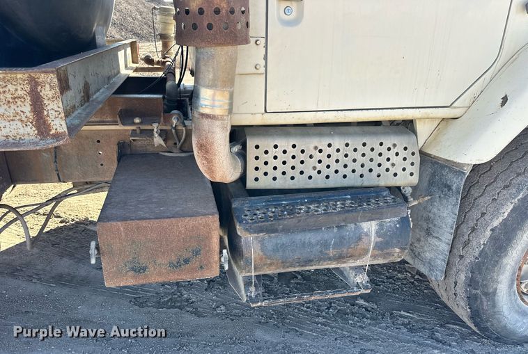 image for item NJ9297 1987 International  F2674 water truck