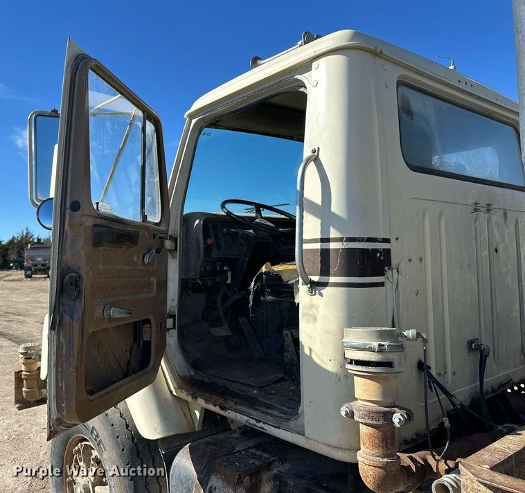 image for item NJ9297 1987 International  F2674 water truck