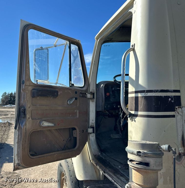 image for item NJ9297 1987 International  F2674 water truck