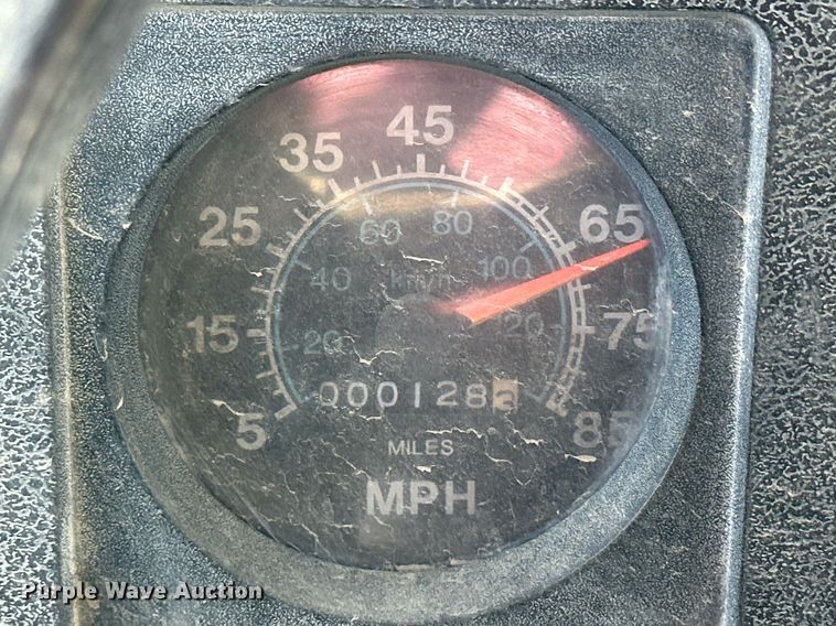 image for item NJ9297 1987 International  F2674 water truck