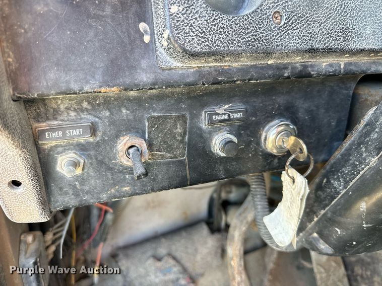 image for item NJ9297 1987 International  F2674 water truck