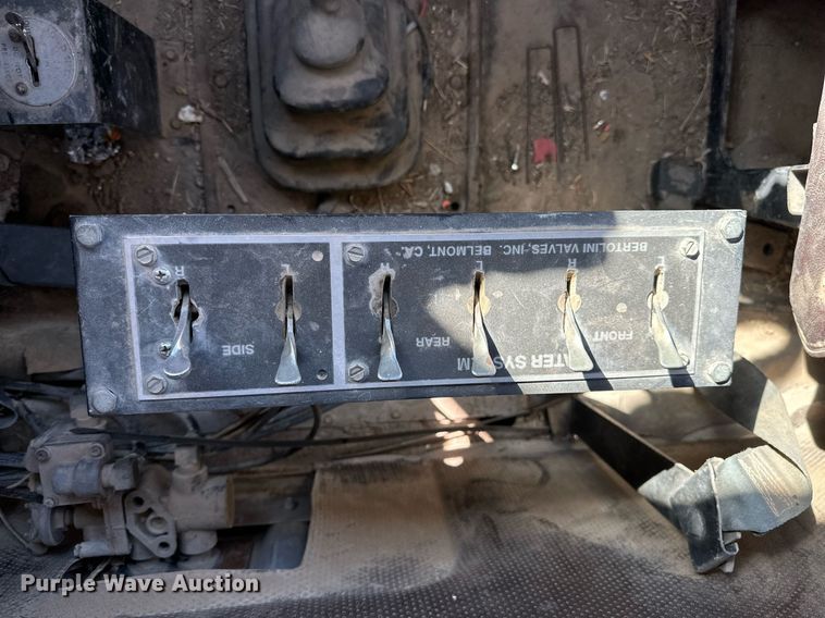 image for item NJ9297 1987 International  F2674 water truck