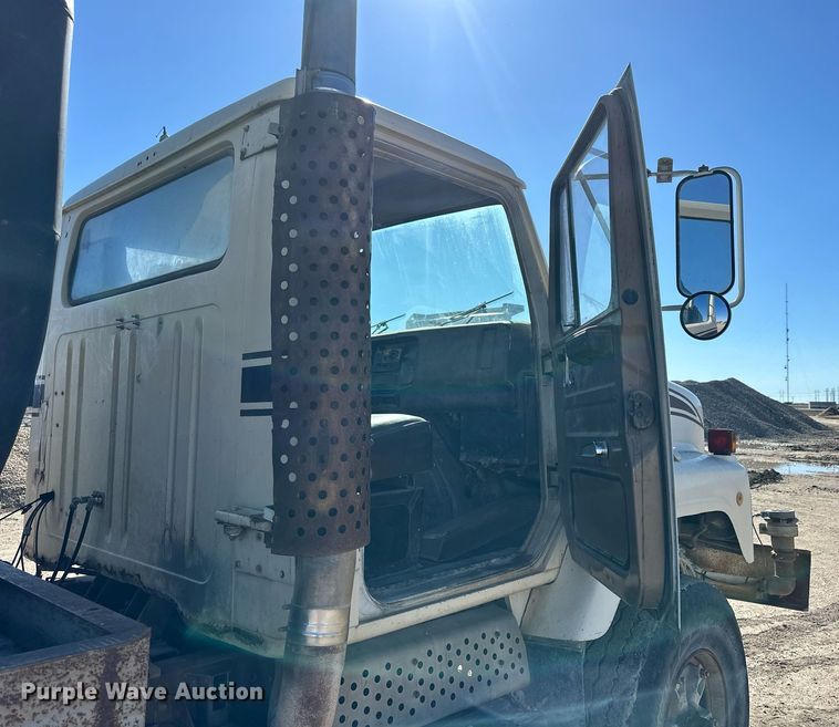 image for item NJ9297 1987 International  F2674 water truck