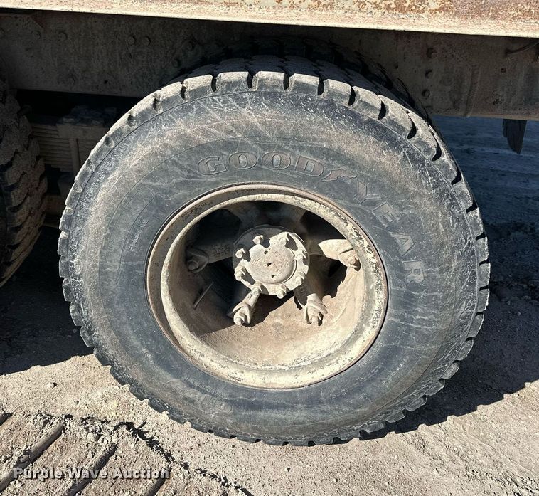 image for item NJ9297 1987 International  F2674 water truck