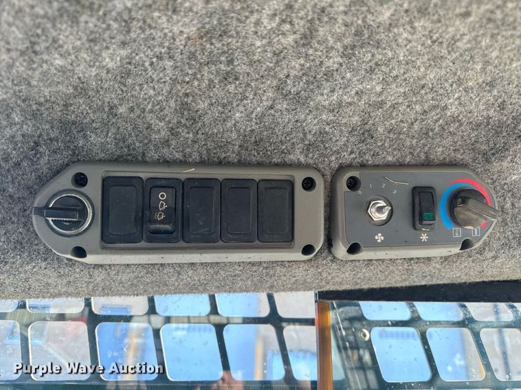 image for item NM9277 2007 Bobcat T300 tracked skid steer loader