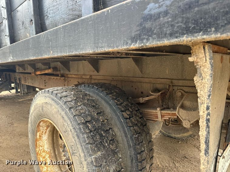image for item NN9484 2000 Ford  F650 dump flatbed truck