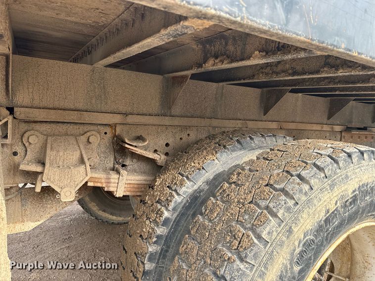 image for item NN9484 2000 Ford  F650 dump flatbed truck