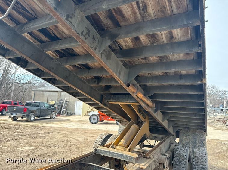 image for item NN9484 2000 Ford  F650 dump flatbed truck