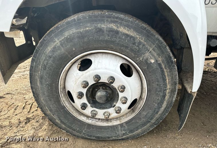 image for item NN9484 2000 Ford  F650 dump flatbed truck