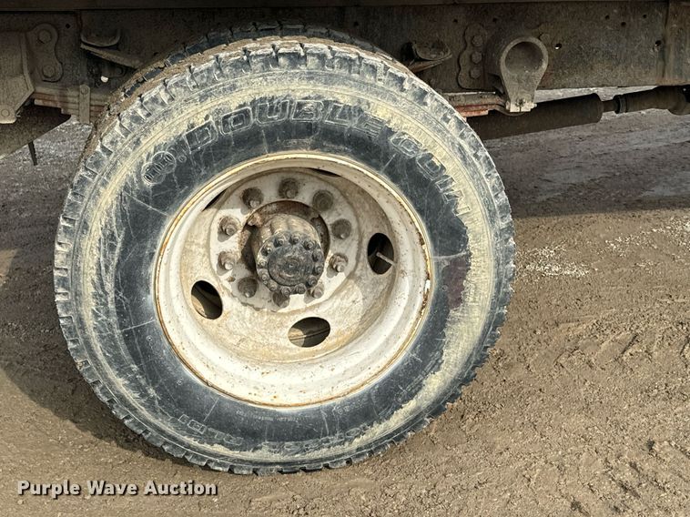 image for item NN9484 2000 Ford  F650 dump flatbed truck