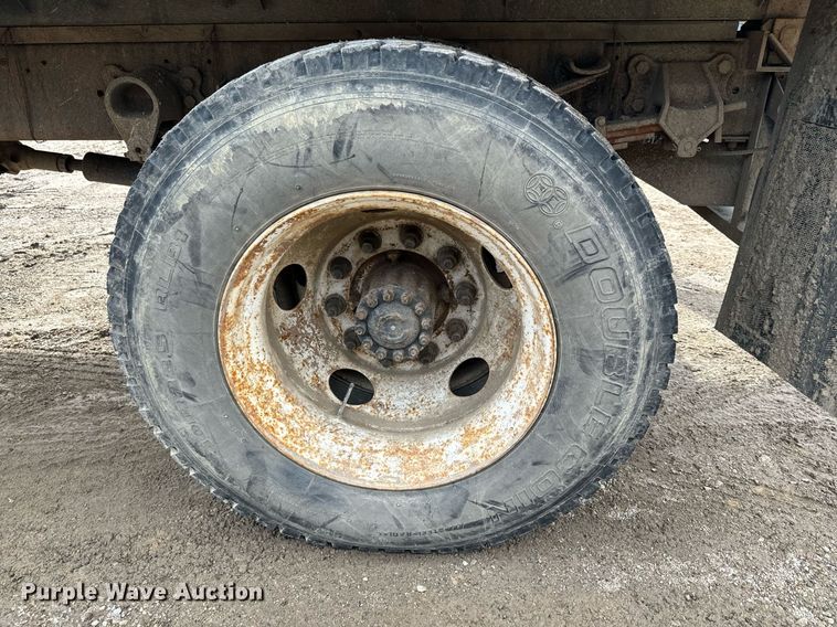 image for item NN9484 2000 Ford  F650 dump flatbed truck