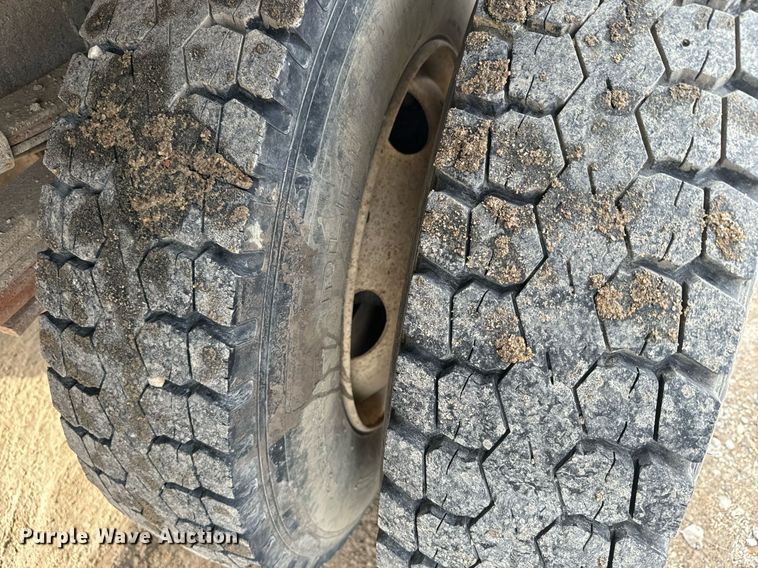 image for item NN9484 2000 Ford  F650 dump flatbed truck