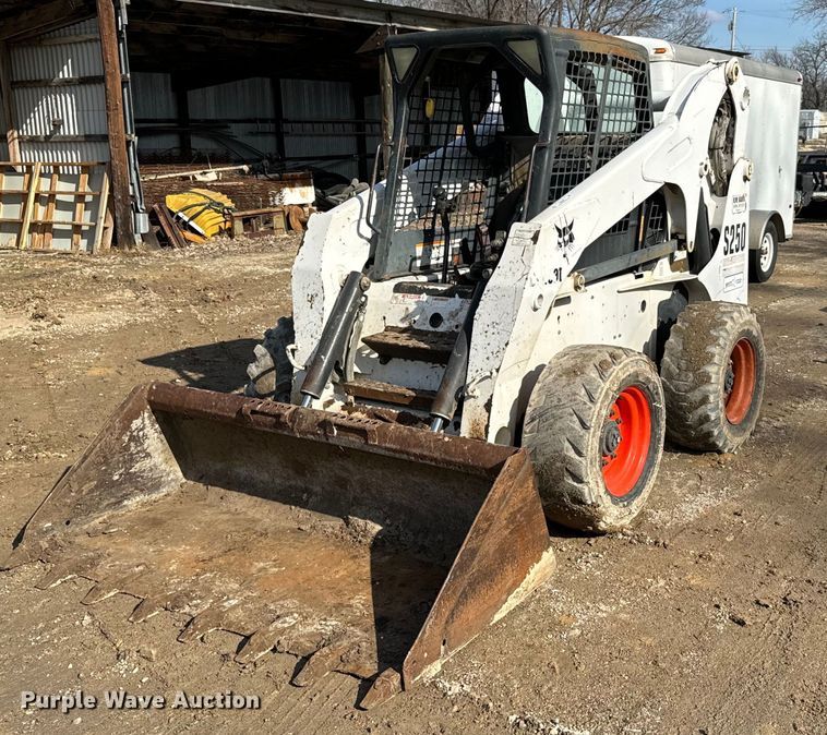 image for item NN9487 2005 Bobcat S250 skid steer loader