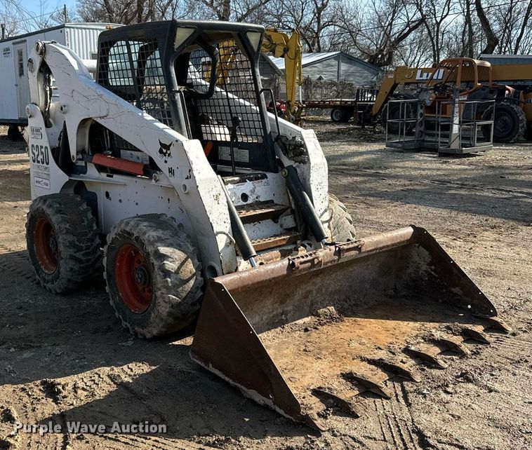 image for item NN9487 2005 Bobcat S250 skid steer loader