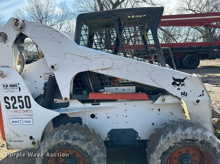 image for item NN9487 2005 Bobcat S250 skid steer loader