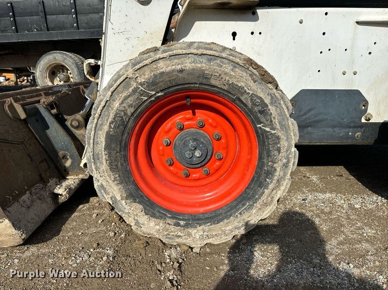 image for item NN9487 2005 Bobcat S250 skid steer loader