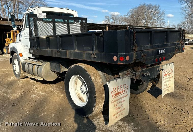 image for item NN9493 1993 Ford L9000 dump flatbed truck