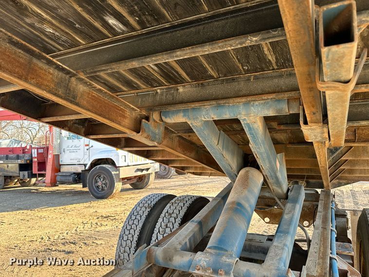 image for item NN9493 1993 Ford L9000 dump flatbed truck