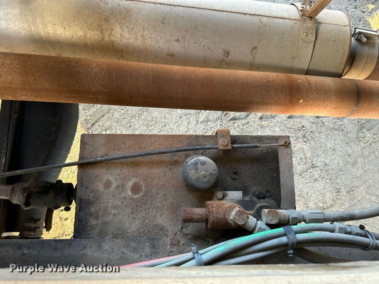 image for item NN9493 1993 Ford L9000 dump flatbed truck