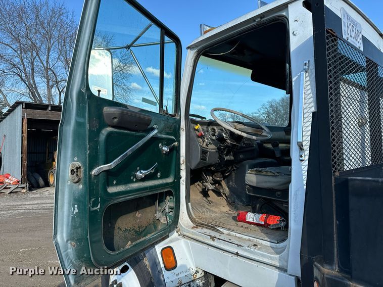 image for item NN9493 1993 Ford L9000 dump flatbed truck