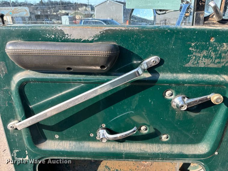 image for item NN9493 1993 Ford L9000 dump flatbed truck