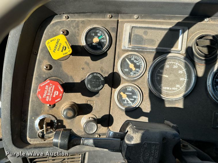 image for item NN9493 1993 Ford L9000 dump flatbed truck