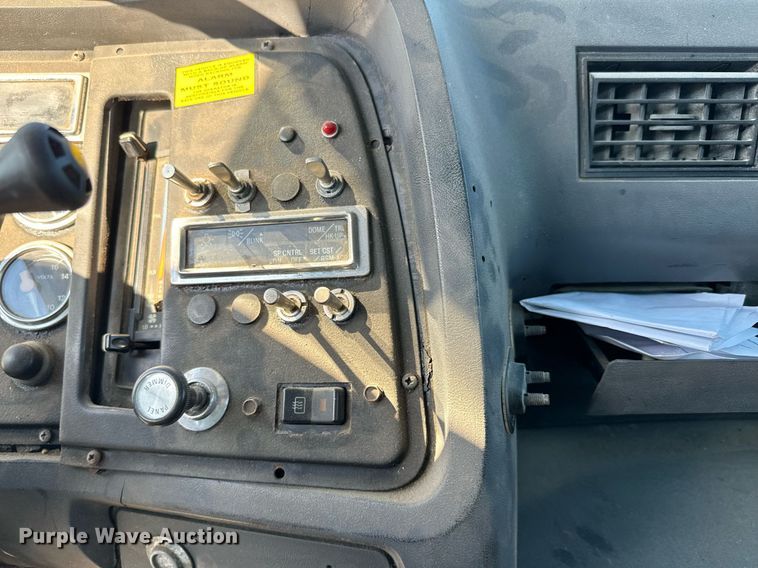 image for item NN9493 1993 Ford L9000 dump flatbed truck