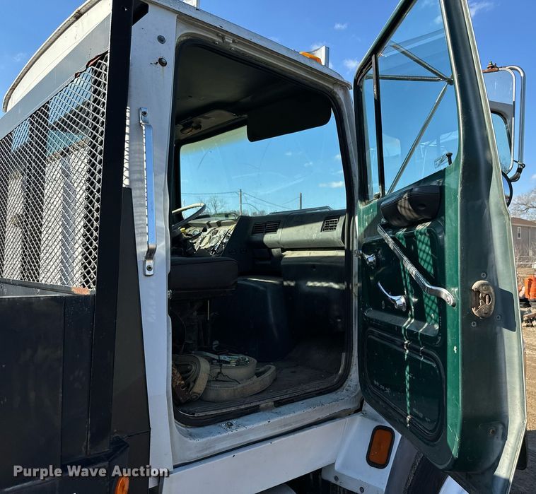 image for item NN9493 1993 Ford L9000 dump flatbed truck